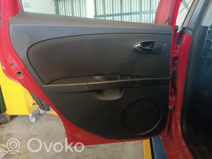 Seat Leon (1P) Takaoven verhoilu 