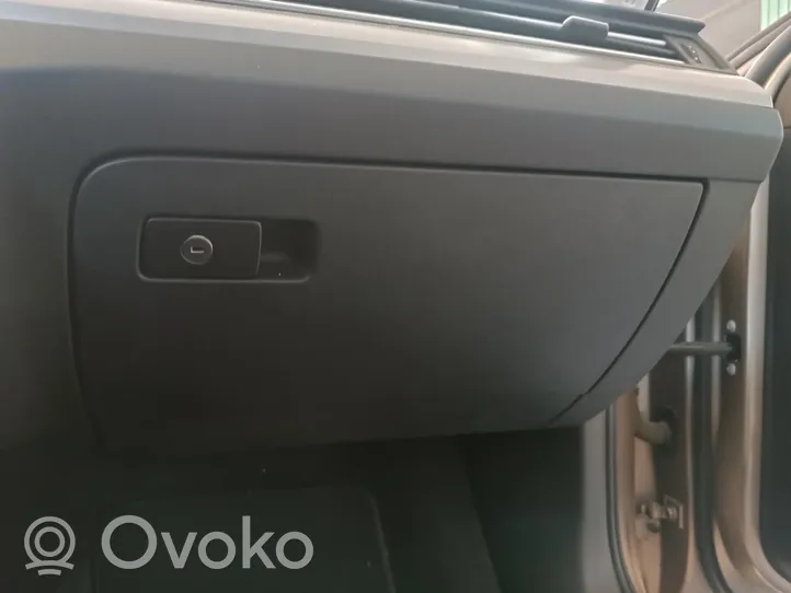 Volkswagen PASSAT Glove box 