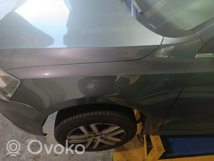 Volkswagen Jetta V Nadkole przednie 