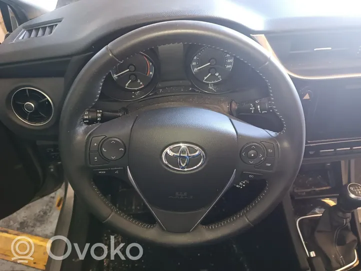 Toyota Auris E180 Volant 