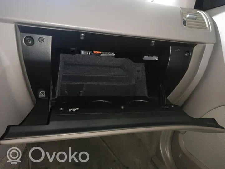 Volvo XC90 Glove box 