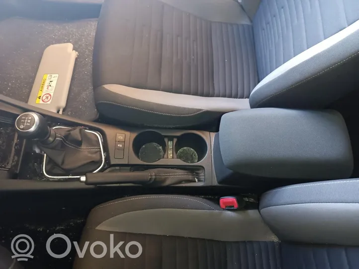 Toyota Auris E180 Aizmugurējā sēdekļa roku balsts 