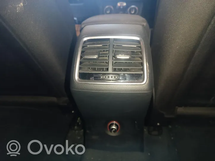 Audi Q3 8U Takaistuimen käsinojat 