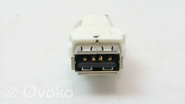 BMW 2 F46 Connecteur/prise USB 014677