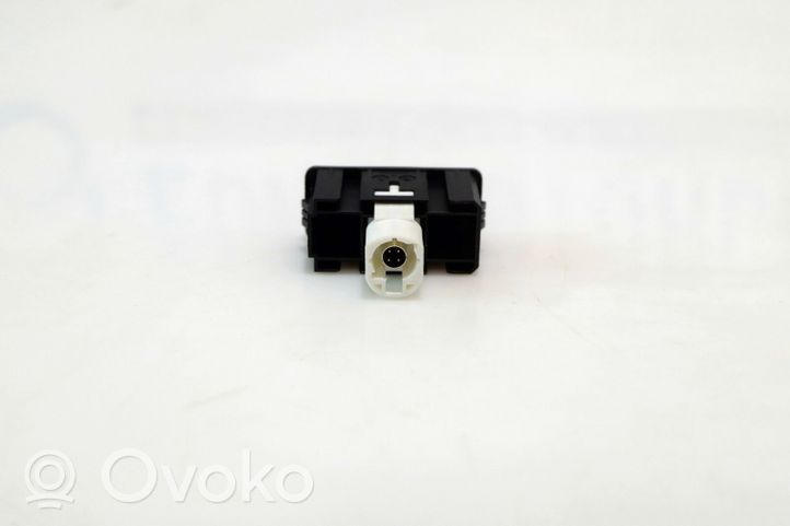 BMW 3 F30 F35 F31 USB-pistokeliitin 007790