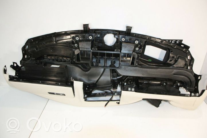 BMW i8 Deska rozdzielcza K002061