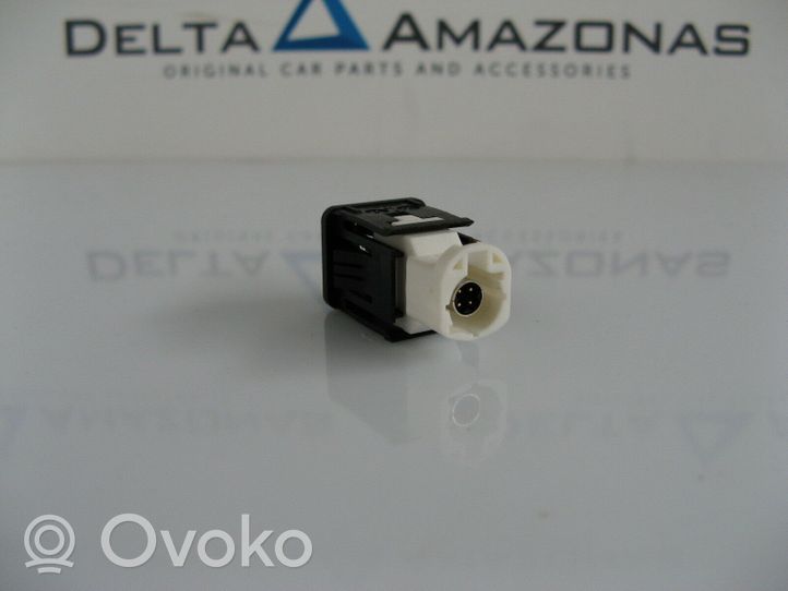 BMW 1 F20 F21 USB-pistokeliitin C00606