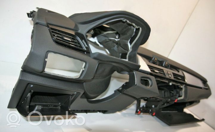 BMW 2 F46 Panelė OL00203