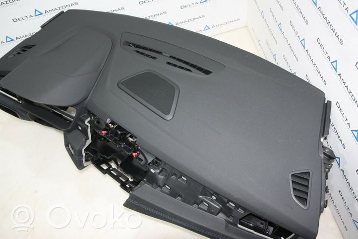 BMW 2 F46 Panelė J00601