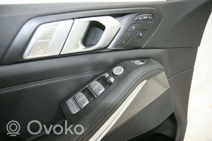 BMW X7 G07 Boczki / Poszycie drzwi przednich 007472