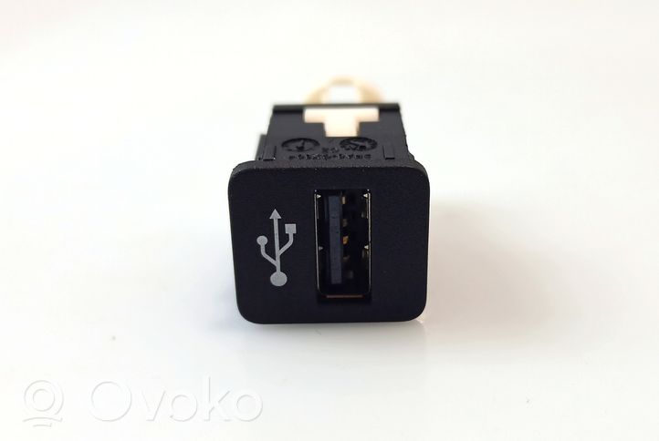 BMW 1 F20 F21 Connettore plug in USB 024818