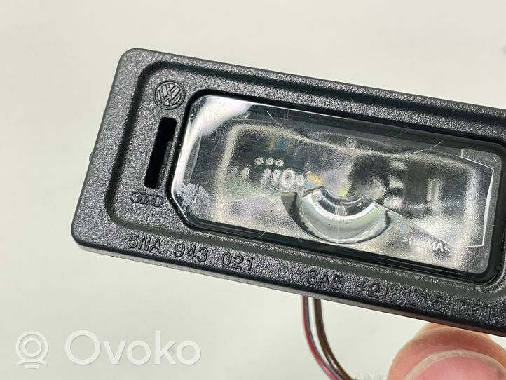 Volkswagen Tiguan Lampa oświetlenia tylnej tablicy rejestracyjnej 5NA943021