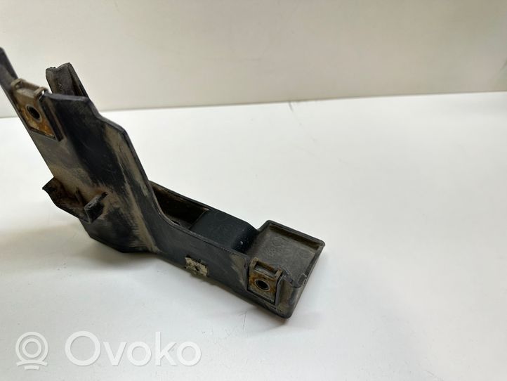 Volkswagen Jetta V Soporte de montaje del parachoques trasero 1K5807393A