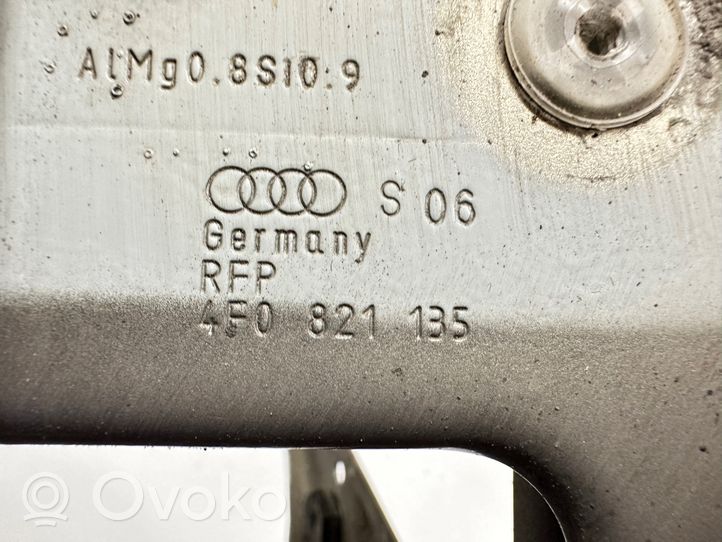 Audi A6 S6 C6 4F Supporto di montaggio del parafango 4F0821135