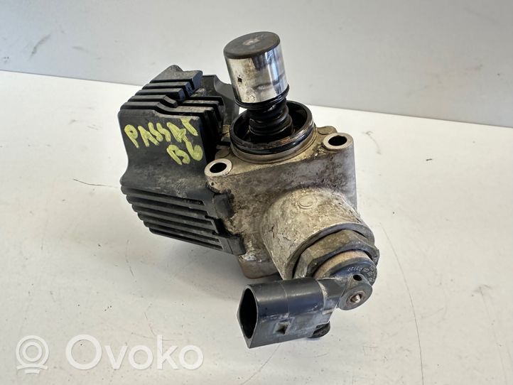 Volkswagen PASSAT B6 Polttoaineen ruiskutuksen suurpainepumppu 06F127025D