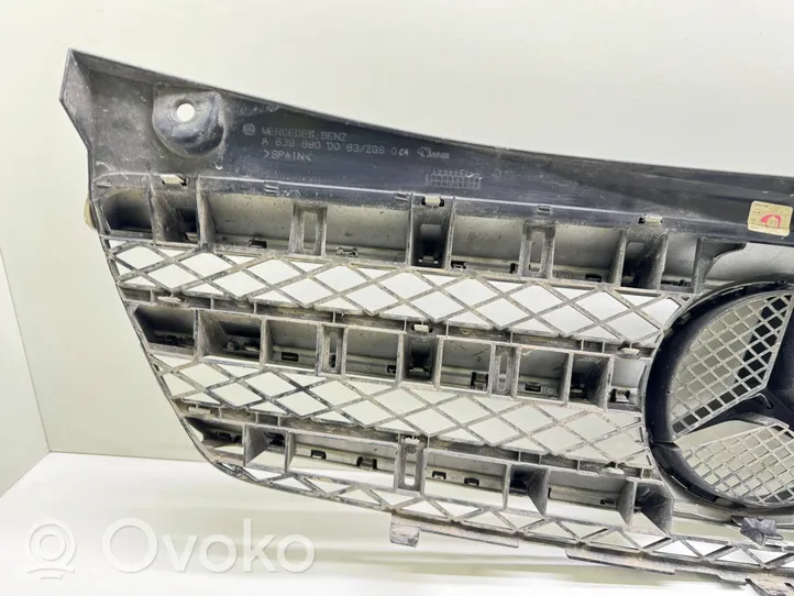 Mercedes-Benz Vito Viano W639 Grille calandre supérieure de pare-chocs avant A6398800083