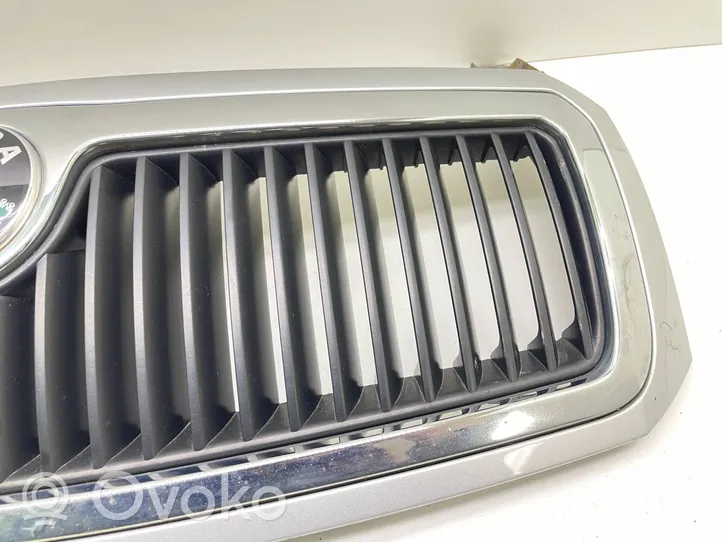 Skoda Fabia Mk2 (5J) Grille calandre supérieure de pare-chocs avant 6Y0853668B