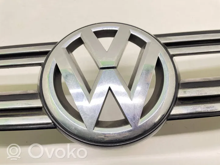 Volkswagen Tiguan Etupuskurin ylempi jäähdytinsäleikkö 5N0853655