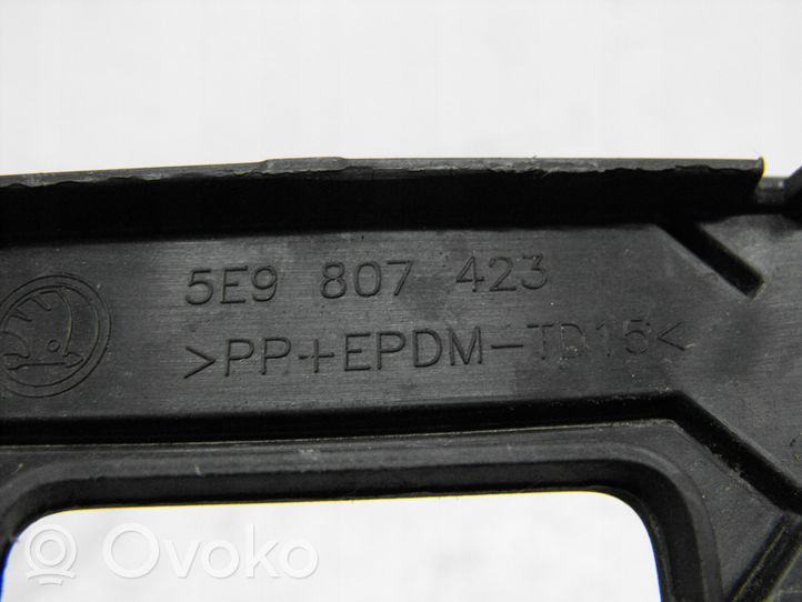 Skoda Octavia Mk3 (5E) Listwa zderzaka tylnego 5E9807423