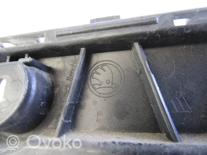 Skoda Octavia Mk3 (5E) Staffa di rinforzo montaggio del paraurti posteriore 5E9807394B