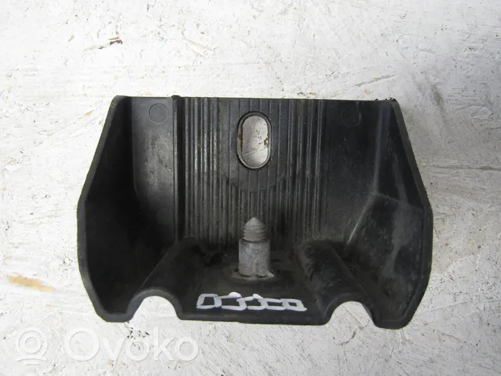 Volkswagen Multivan T5 Support de montage de pare-chocs avant 7E0805731B