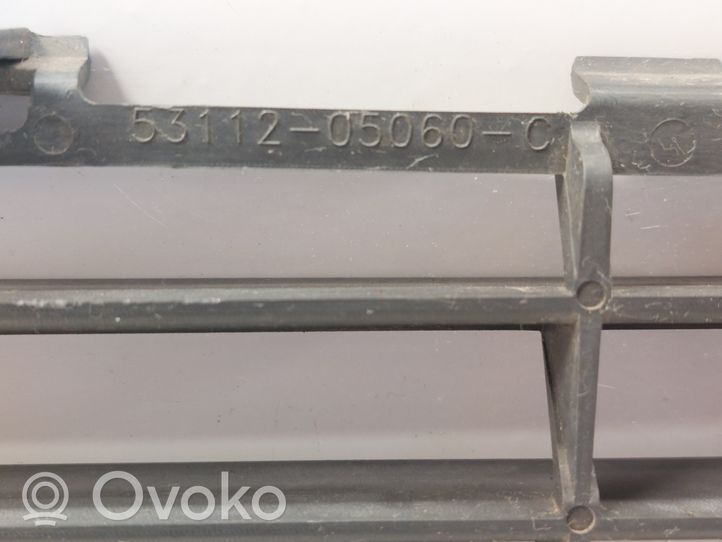 Toyota Avensis T250 Etupuskurin alempi jäähdytinsäleikkö 5311205060C