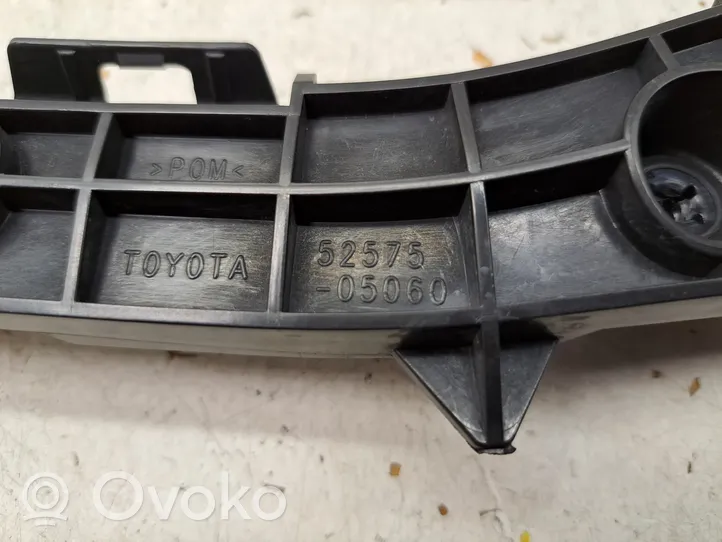 Toyota Avensis T270 Uchwyt / Mocowanie zderzaka tylnego 