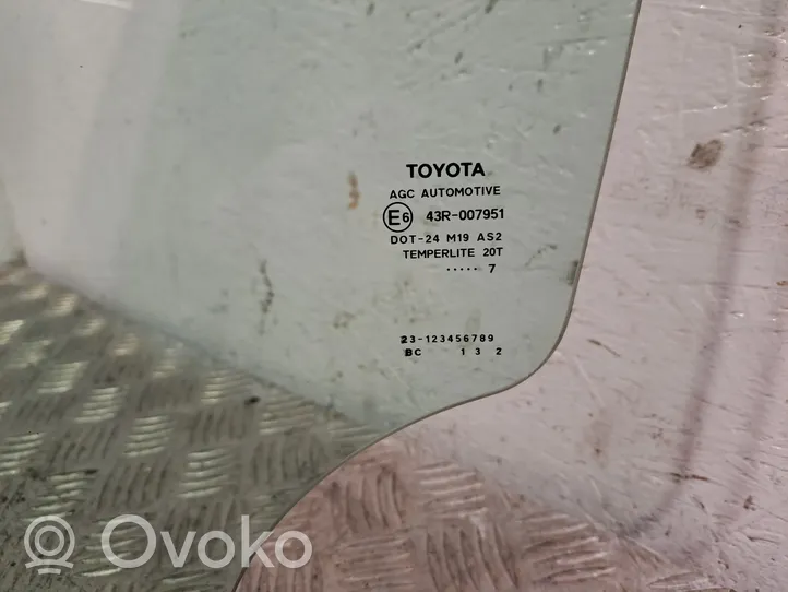 Toyota Auris 150 Pagrindinis priekinių durų stiklas (keturdurio) 