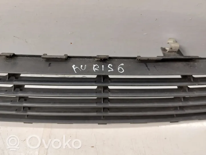 Toyota Auris 150 Etupuskurin alempi jäähdytinsäleikkö 