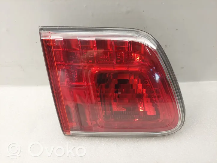 Toyota Avensis T270 Lampy tylnej klapy bagażnika 