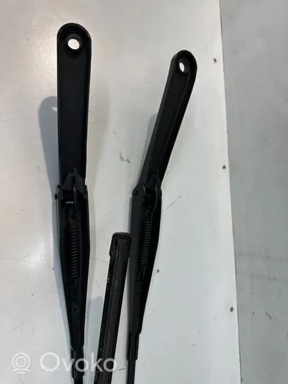 Ford Fiesta Windshield/front glass wiper blade 8A6117526AD