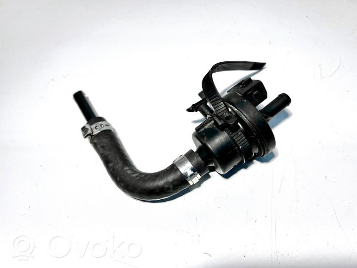 Audi A8 S8 D2 4D Breather valve 077133517C