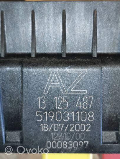 Opel Vectra C Boîte à fusibles 13125487