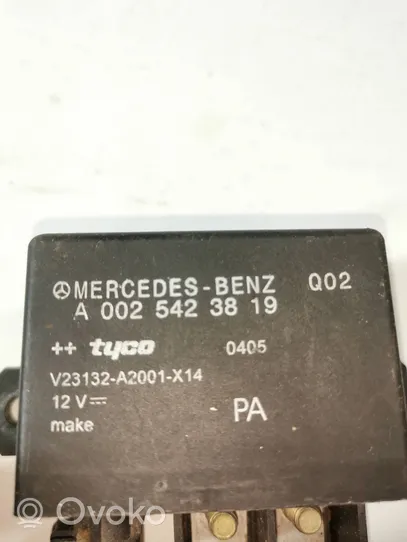 Mercedes-Benz E W211 Hehkutulpan esikuumennuksen rele A0025423819