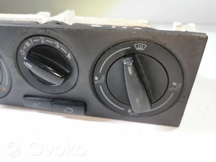 Volkswagen Golf IV Ilmastointi-/lämmityslaitteen säätimen kehys 1J0820045F