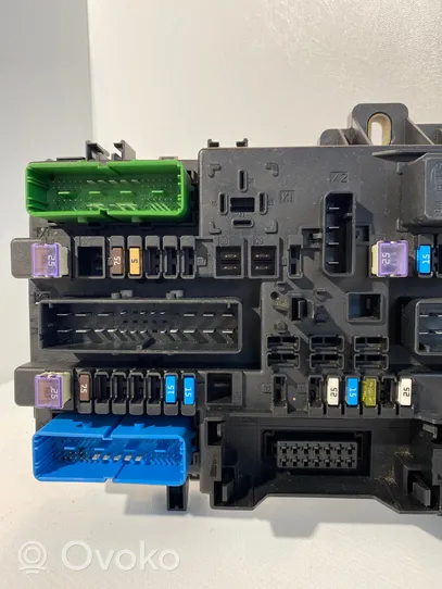 Opel Astra H Module de fusibles 13268287