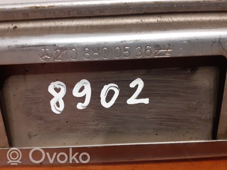 Mercedes-Benz E W210 Grill / Wlot powietrza błotnika przedniego 8902