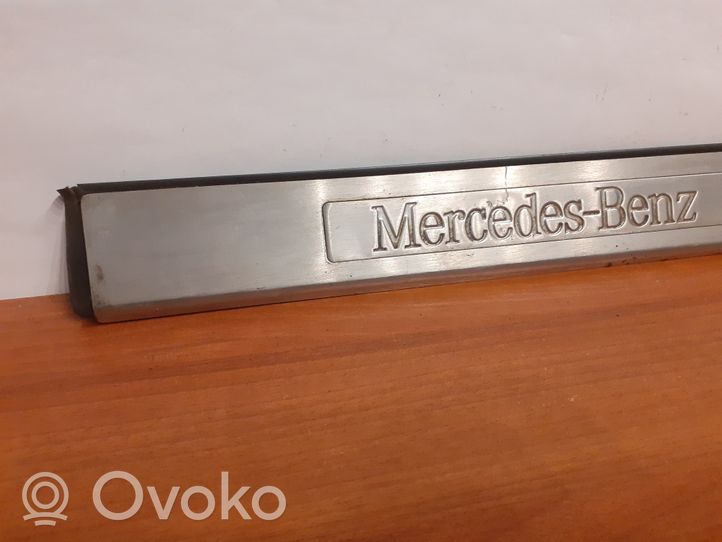 Mercedes-Benz E W210 Garniture de jupe latérale arrière 2106800535