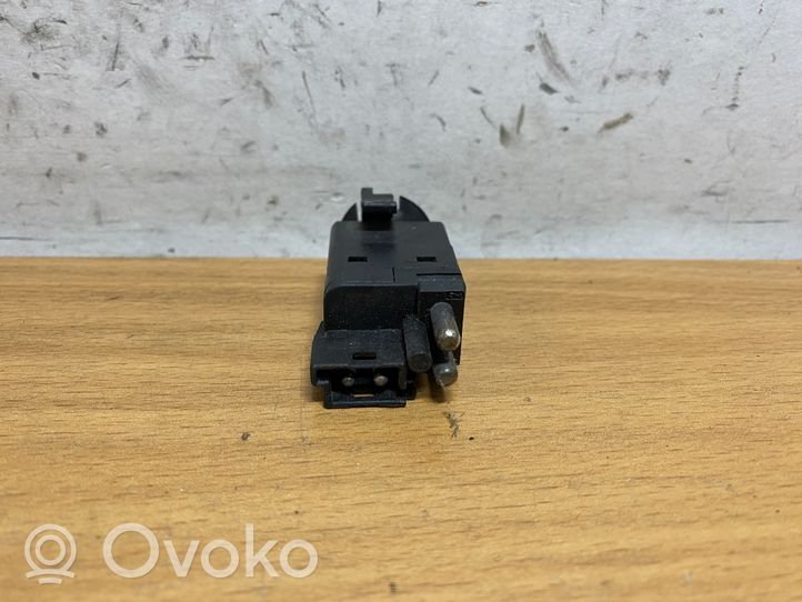 Mercedes-Benz E W210 Interruttore del pedale del freno 001545010