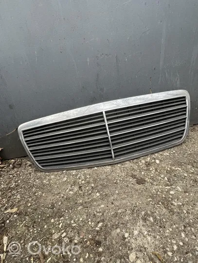 Mercedes-Benz E W210 Grille calandre supérieure de pare-chocs avant 2108800583