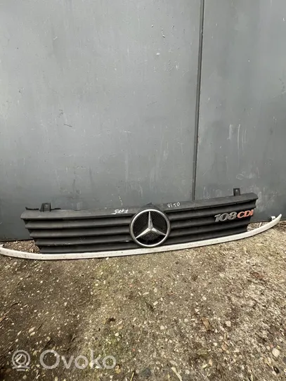 Mercedes-Benz Vito Viano W638 Etupuskurin ylempi jäähdytinsäleikkö A638880415