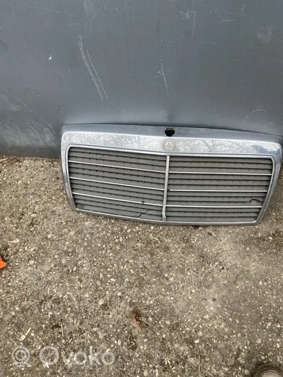 Mercedes-Benz E W124 Maskownica / Grill / Atrapa górna chłodnicy 1248880223