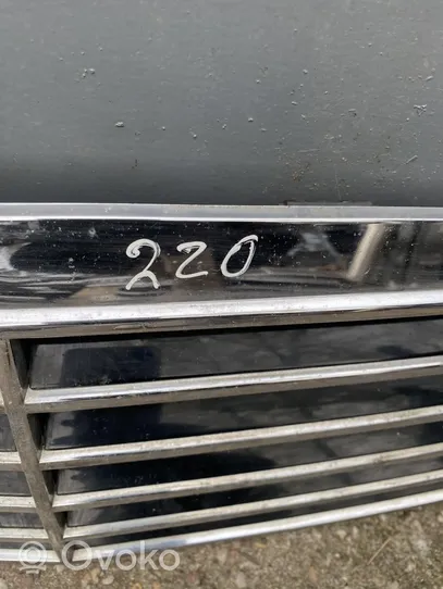 Mercedes-Benz S W220 Etupuskurin ylempi jäähdytinsäleikkö A2208800383