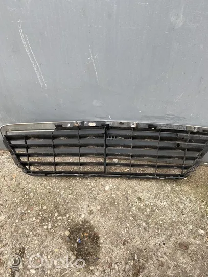 Mercedes-Benz E W210 Maskownica / Grill / Atrapa górna chłodnicy 2108800683