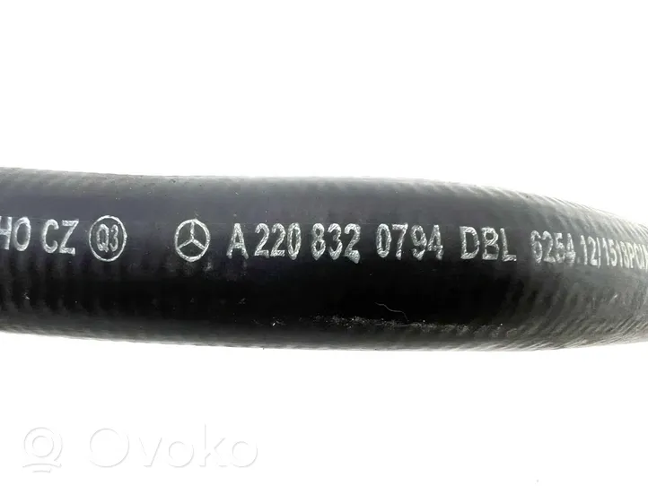 Mercedes-Benz S W220 Tuyau de liquide de refroidissement moteur A2208320794