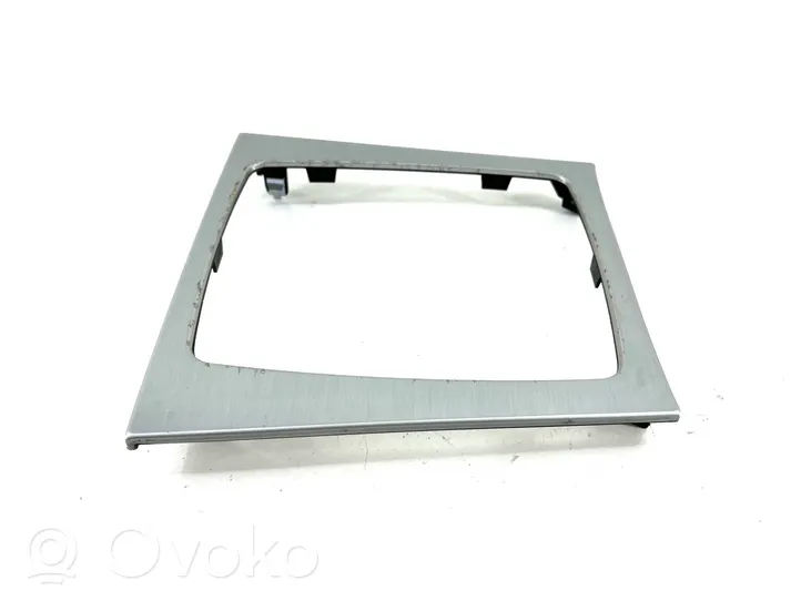 Mercedes-Benz C W204 Rivestimento in plastica cornice della leva del cambio A2046800190