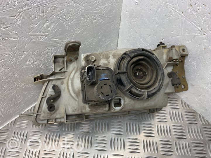 Toyota Carina T190 Phare frontale 1075557