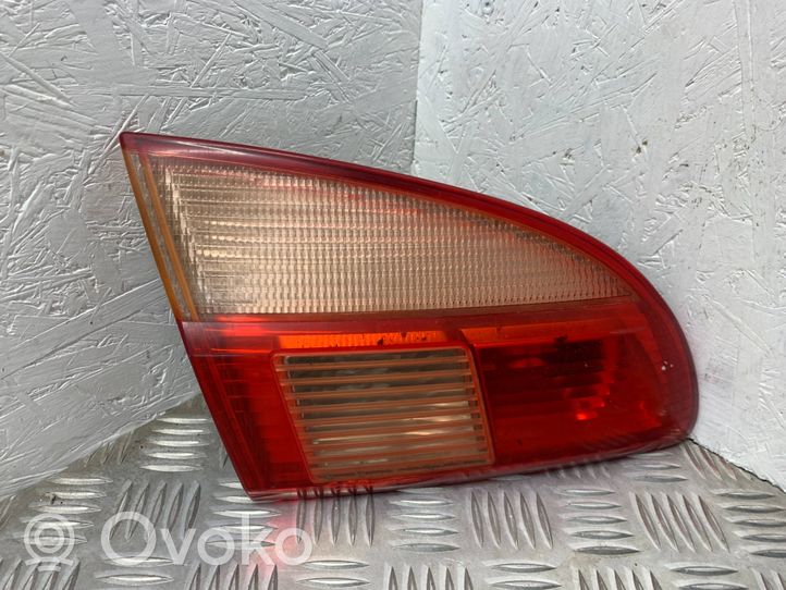 Toyota Avensis T220 Luci posteriori del portellone del bagagliaio 89022026