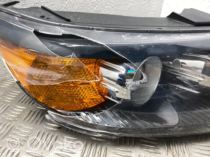 KIA Sorento Lampa przednia 921022P0