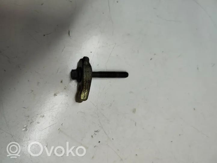 Nissan Juke I F15 Fuel Injector clamp holder 